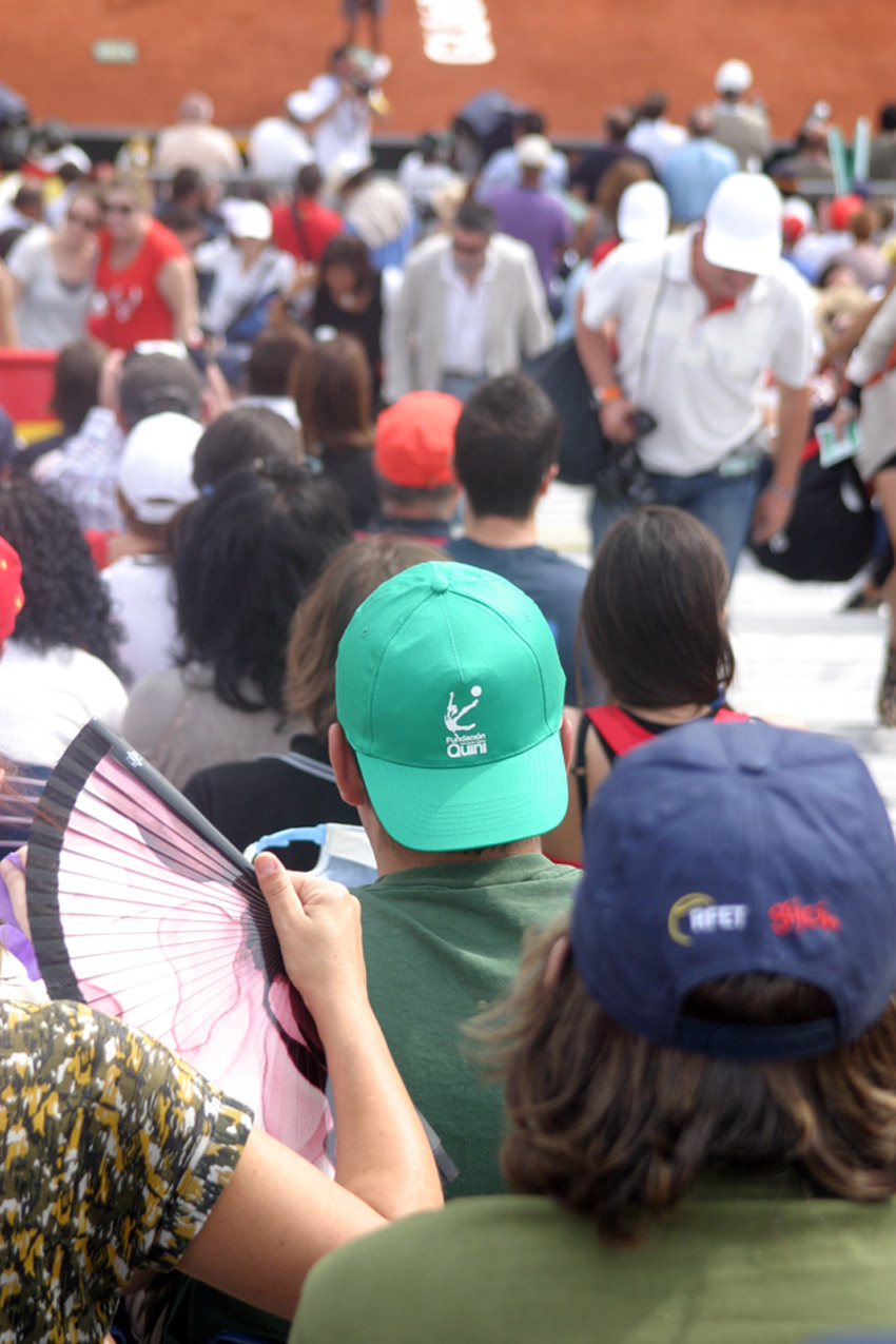 Un aficionado luce una gorra de la Fundación Quini.
