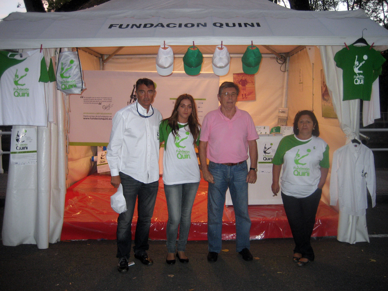 Mejuto, Eli, V铆ctor y Gracia, en el stand de la Fundaci贸n.